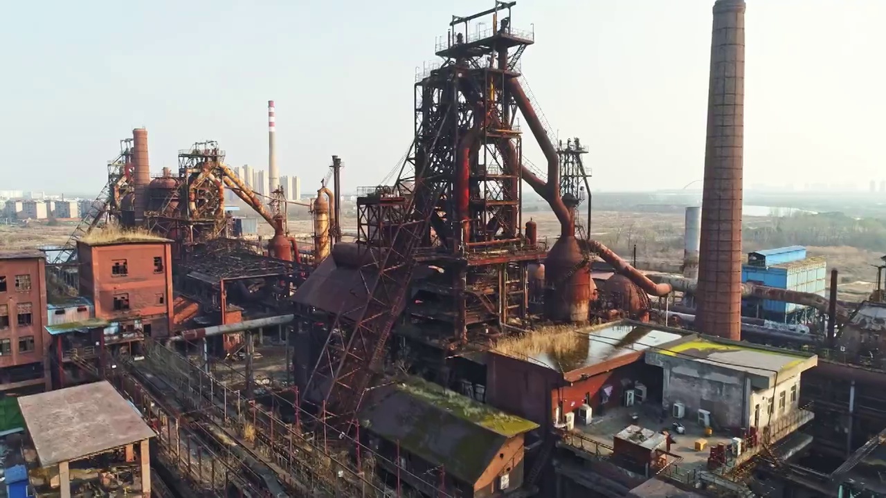 航拍废弃的钢铁厂视频素材