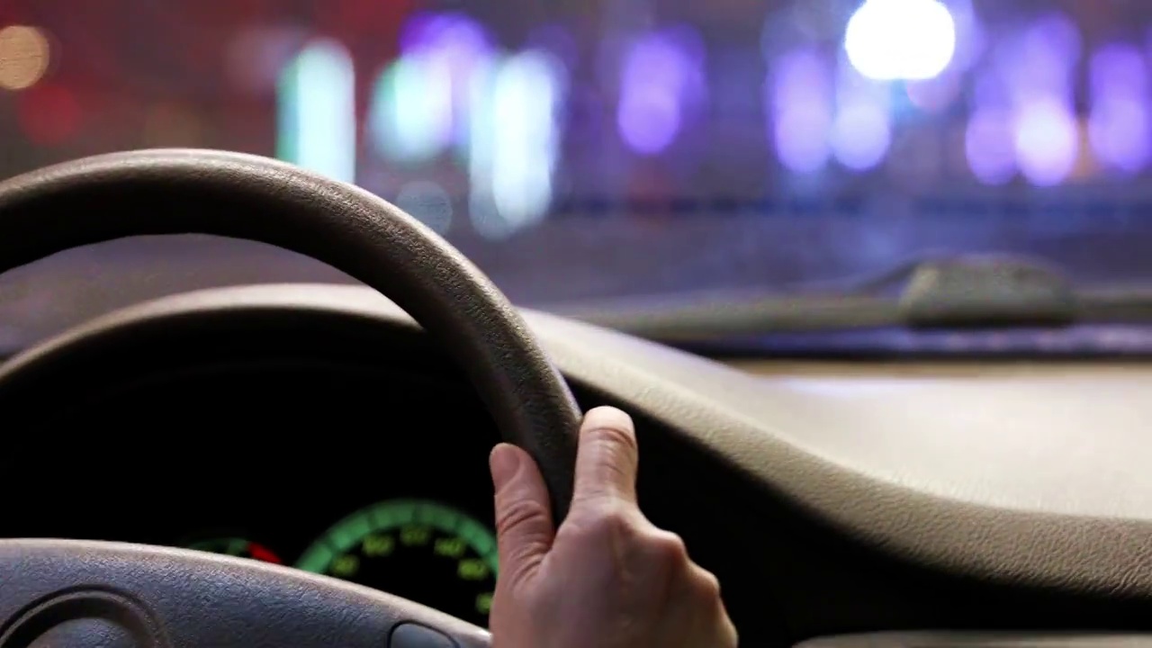 一个女人手握方向盘驾驶汽车特写视频素材