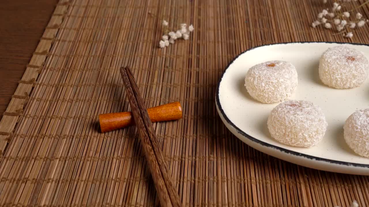 中华美食北京经典糕点小吃点心糯米团子艾窝窝视频素材
