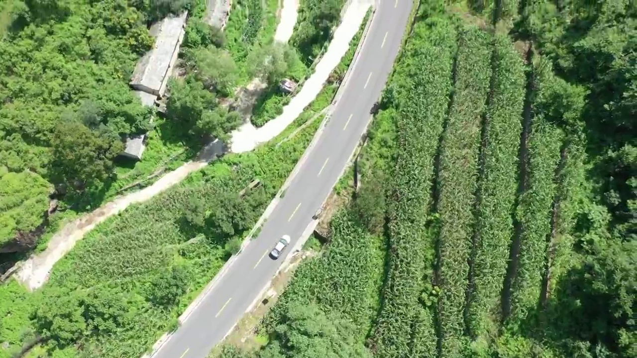 北京山区盘山公路汽车拐弯航拍视频素材