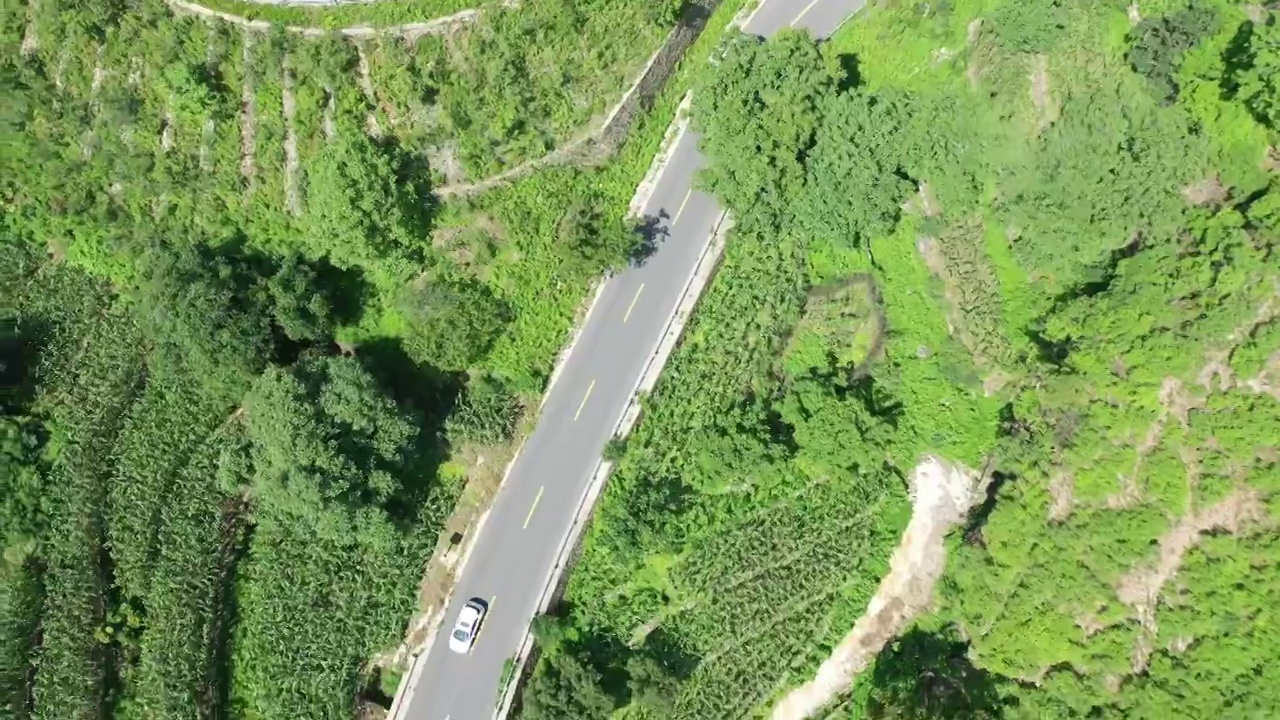 北京山区盘山公路汽车拐弯航拍跟拍视频素材