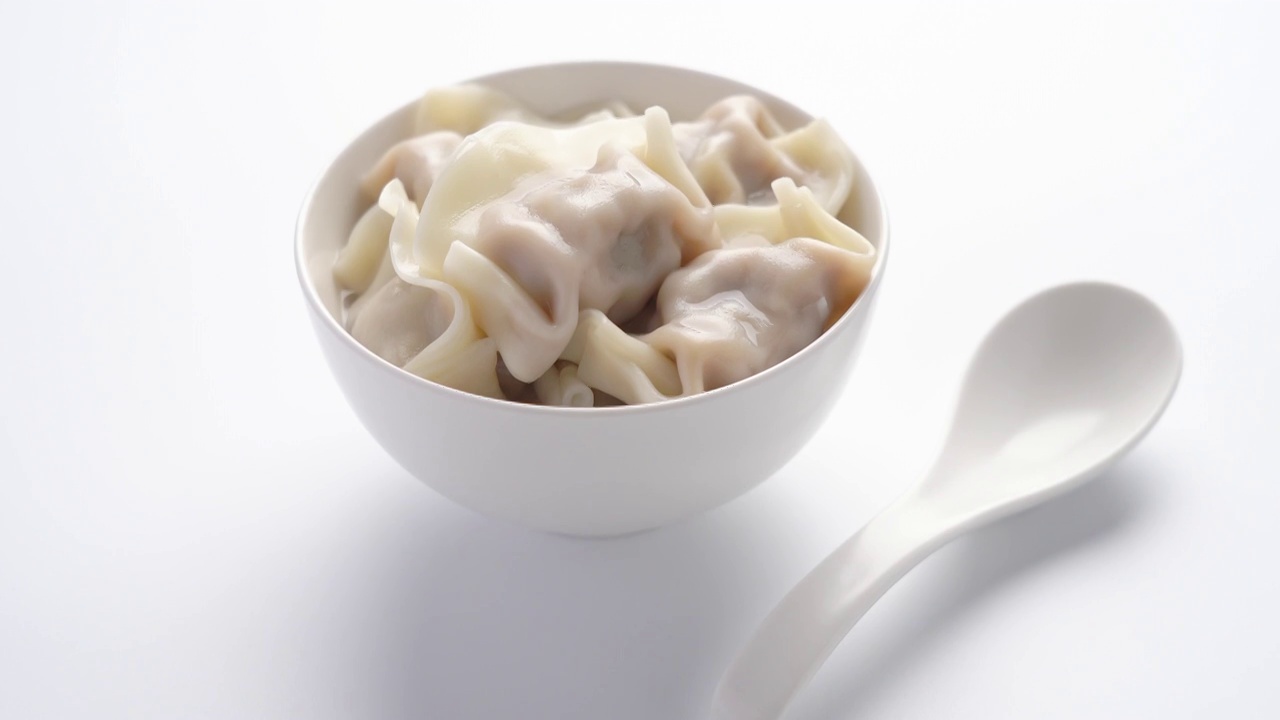 白色纯色背景传统节日一碗美味饺子视频下载