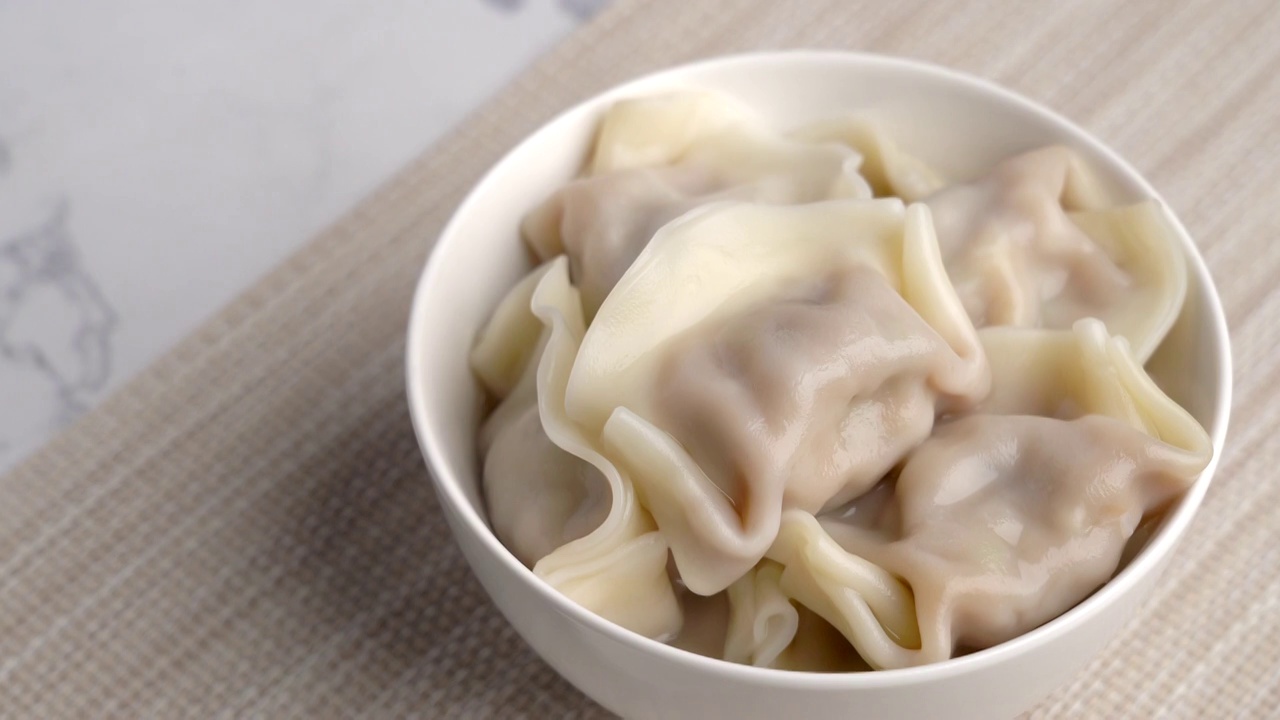 白色纯色背景传统节日一碗美味饺子视频素材