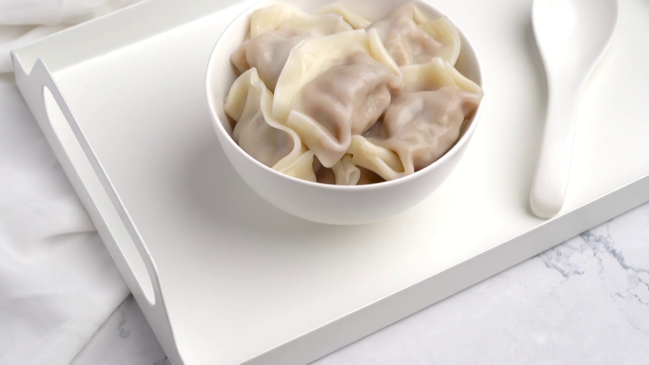 白色纯色背景传统节日一碗美味饺子视频素材