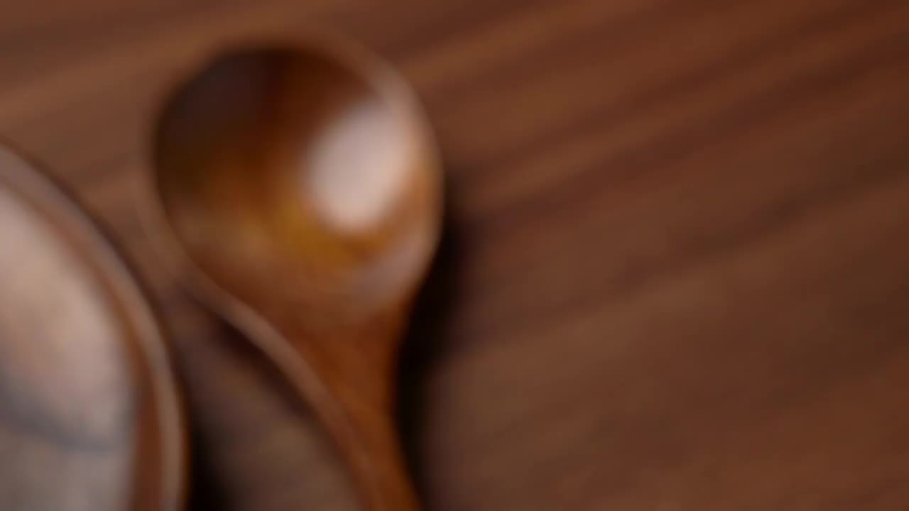木制厚重背景桌子上一碗煮熟美味的养生芝麻汤圆视频素材