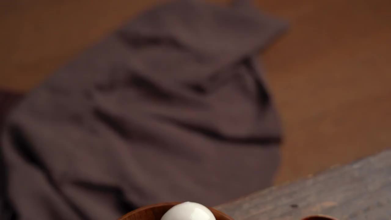 木制厚重背景桌子上一碗煮熟美味的养生芝麻汤圆视频素材
