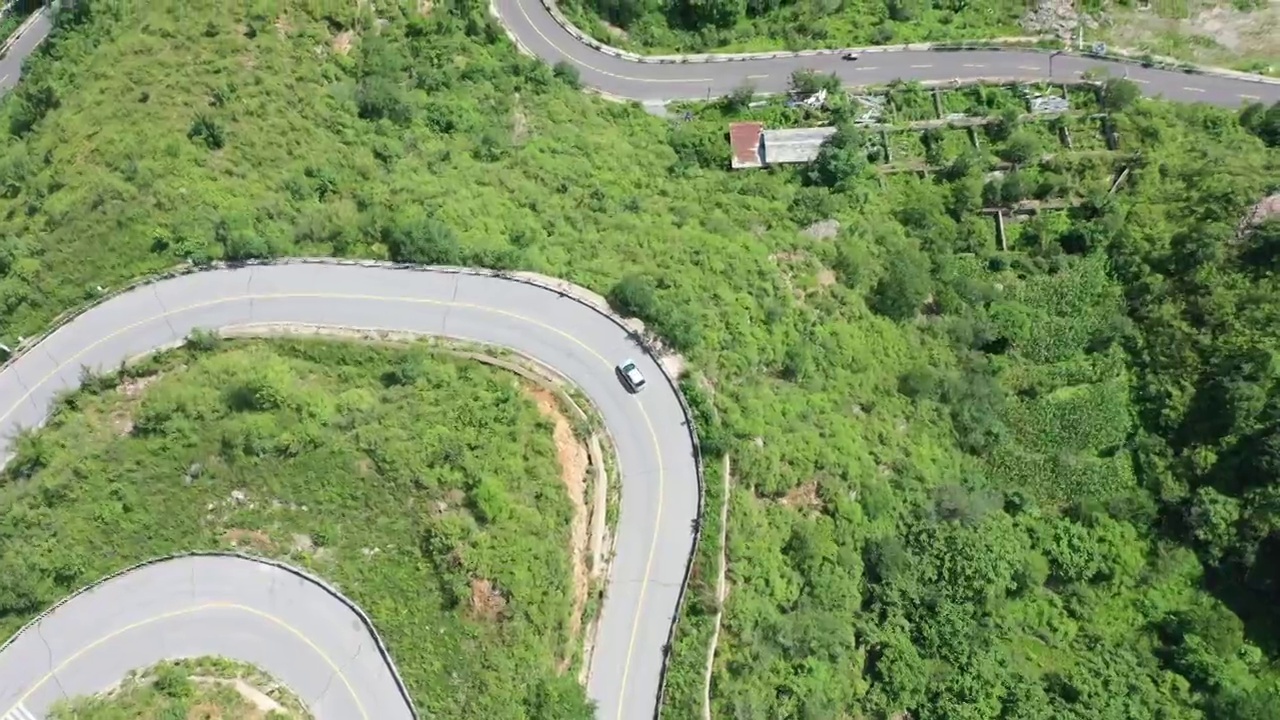 北京夏季森林山区盘山公路汽车竞赛自驾航拍视频素材