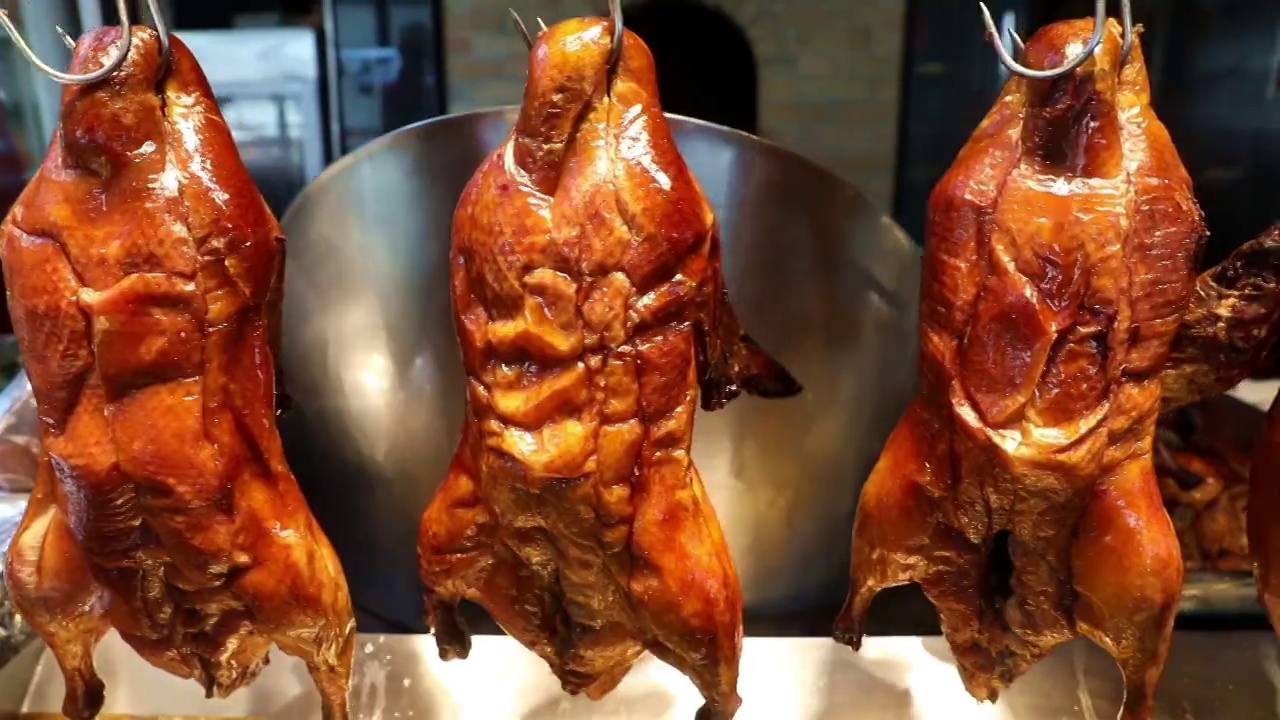 餐厅厨房悬挂着的北京烤鸭视频素材