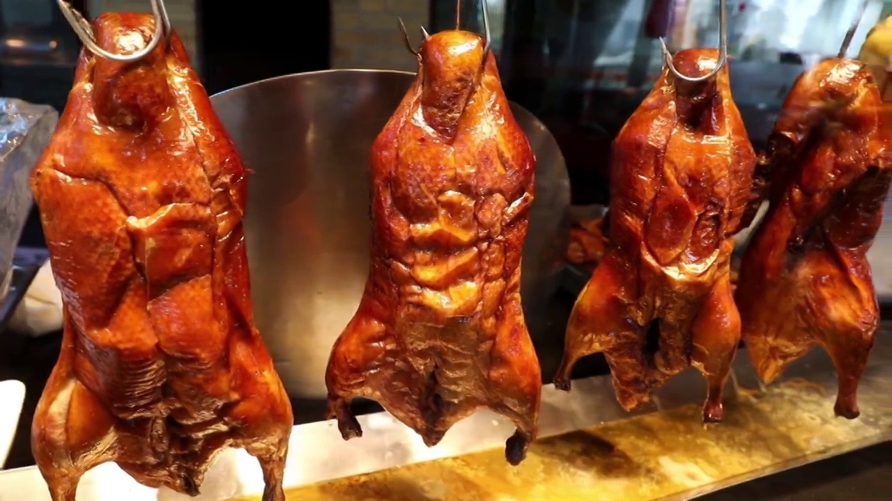 餐厅厨房悬挂着的北京烤鸭视频素材