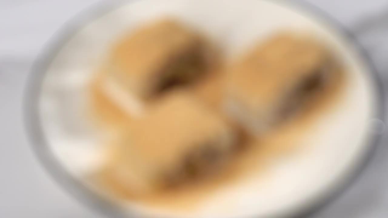 浅色背景上盘子里的北京传统特色糕点驴打滚视频素材