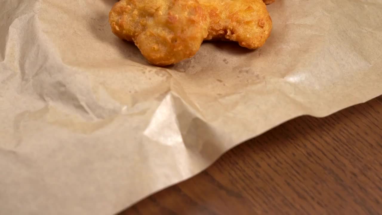 油炸食品风味小吃吸油纸上的炸鸡块视频素材