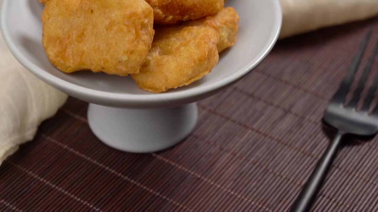 油炸食品风味小吃吸油纸上的炸鸡块视频素材
