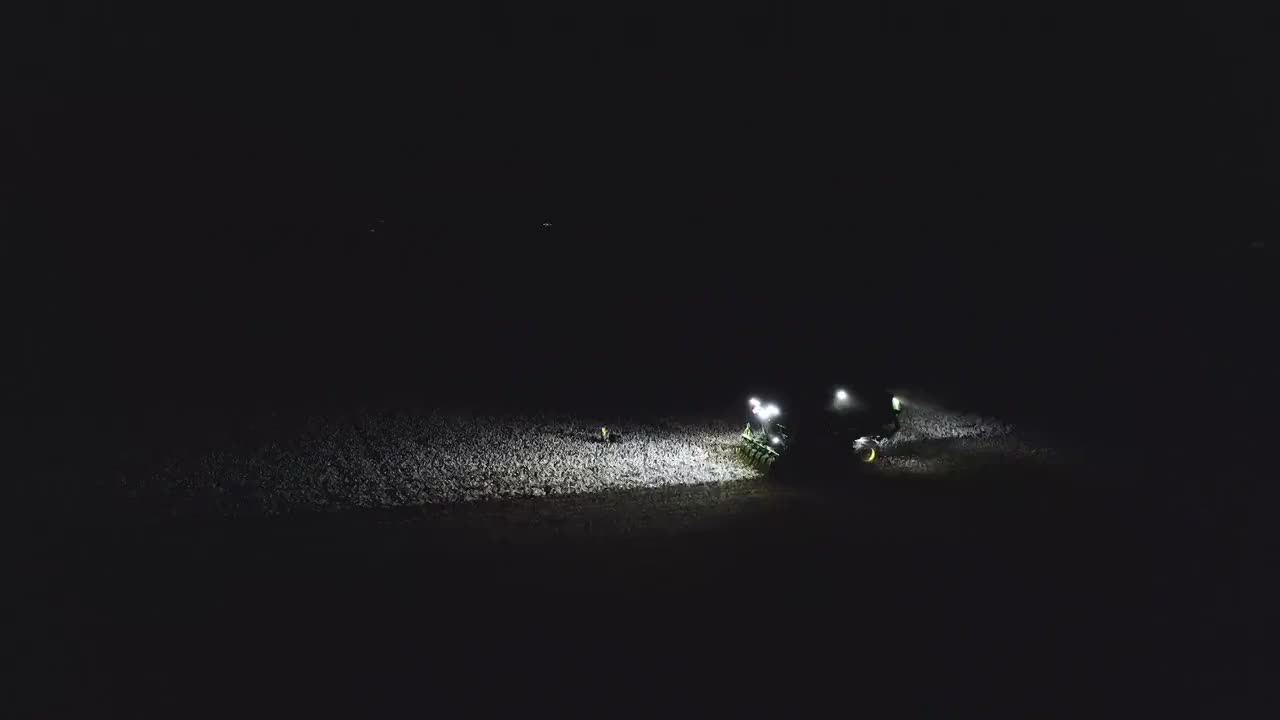 航拍夜晚作业的采棉机棉花收割场景视频素材