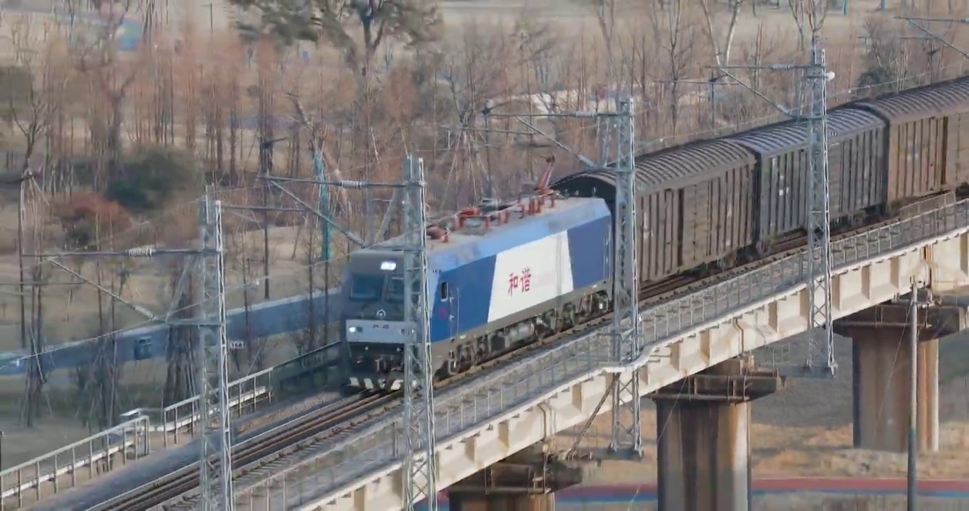 4K拍摄铁路运行的和谐号火车货车视频素材