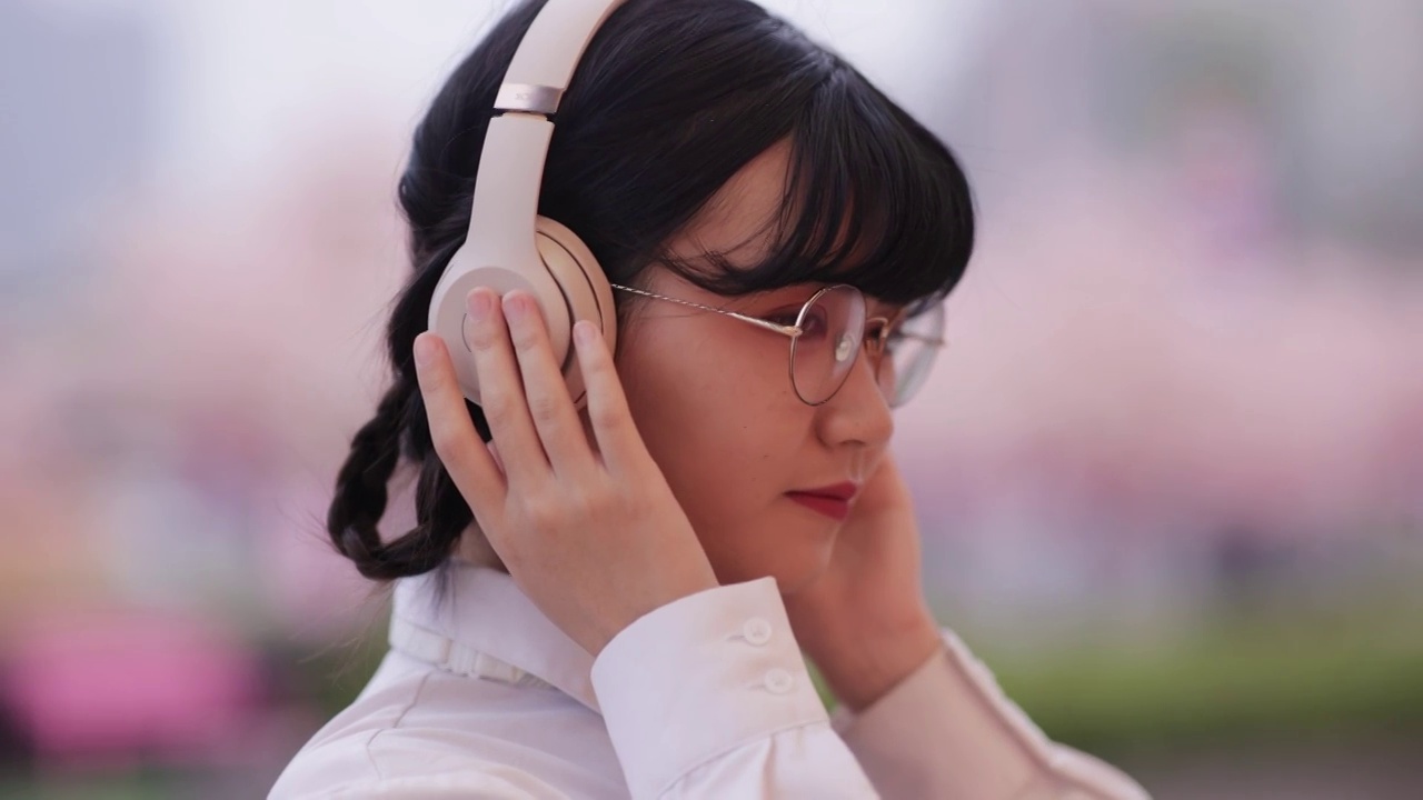 女孩戴着耳机听音乐视频素材