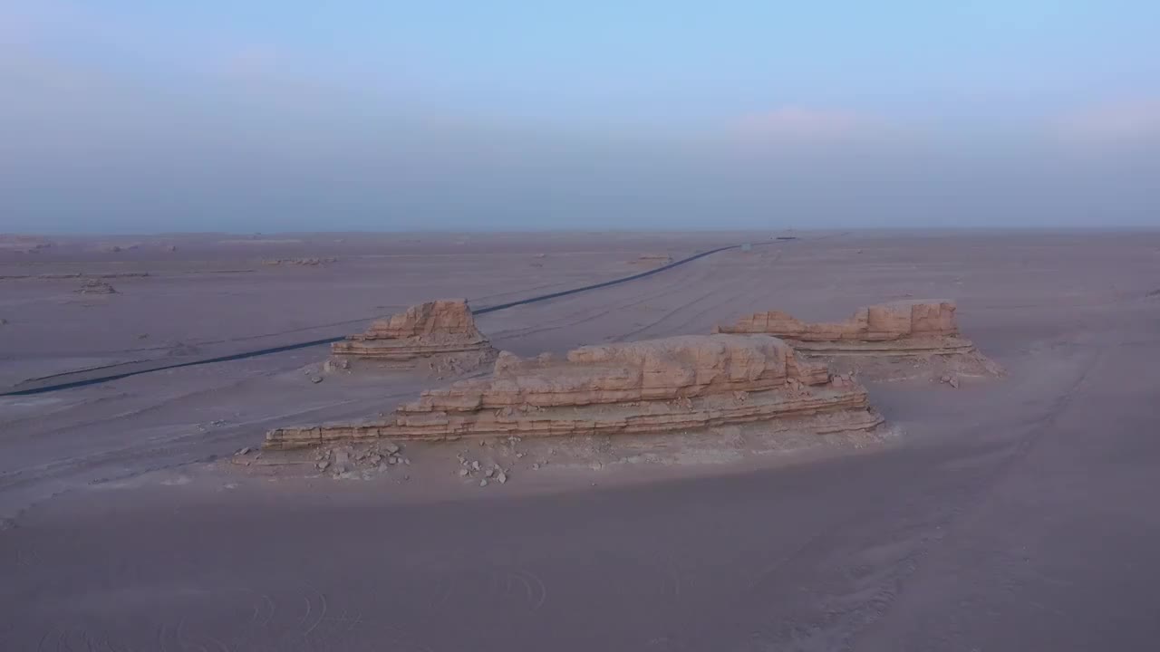 青海格尔木G315国道沙漠公路雅丹地貌航拍视频素材