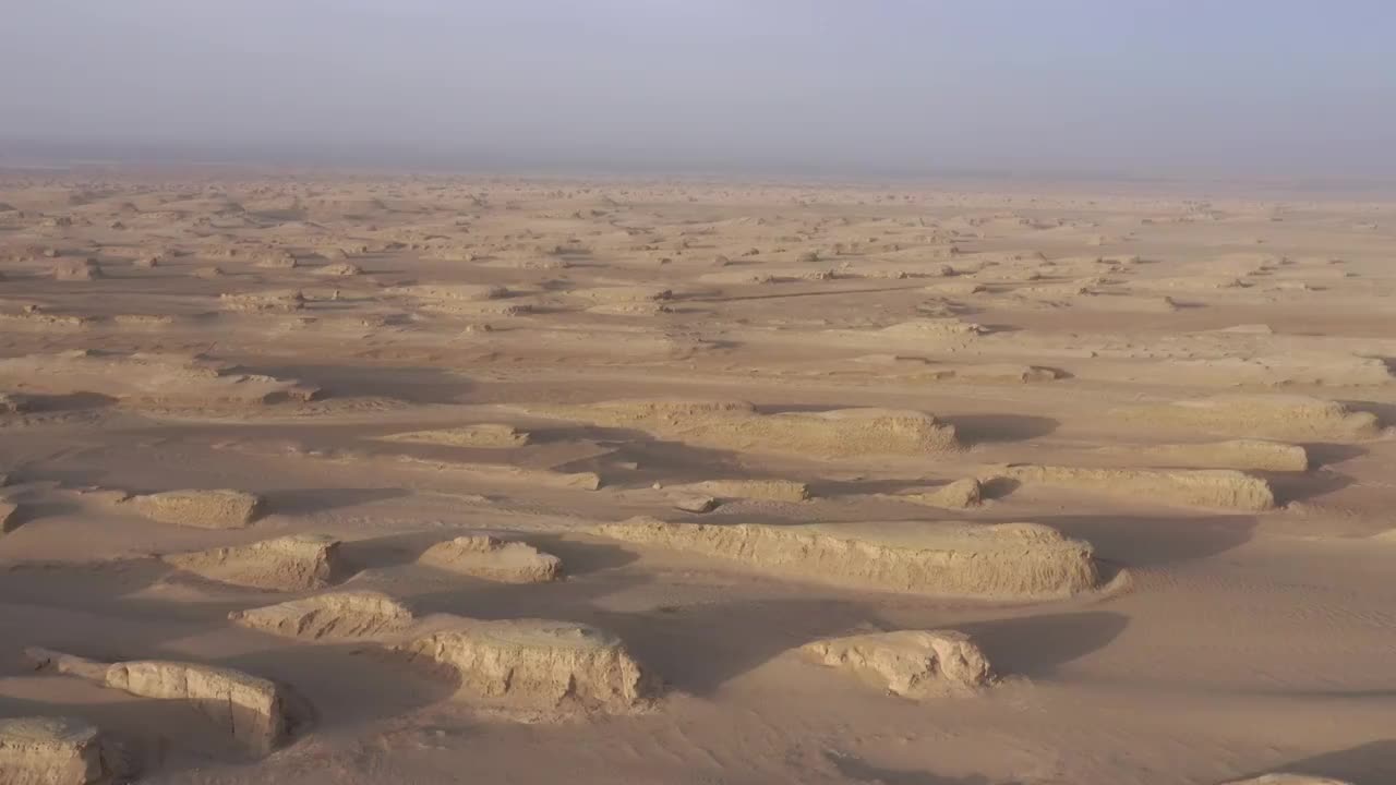 青海格尔木G315国道沙漠公路雅丹地貌航拍视频素材