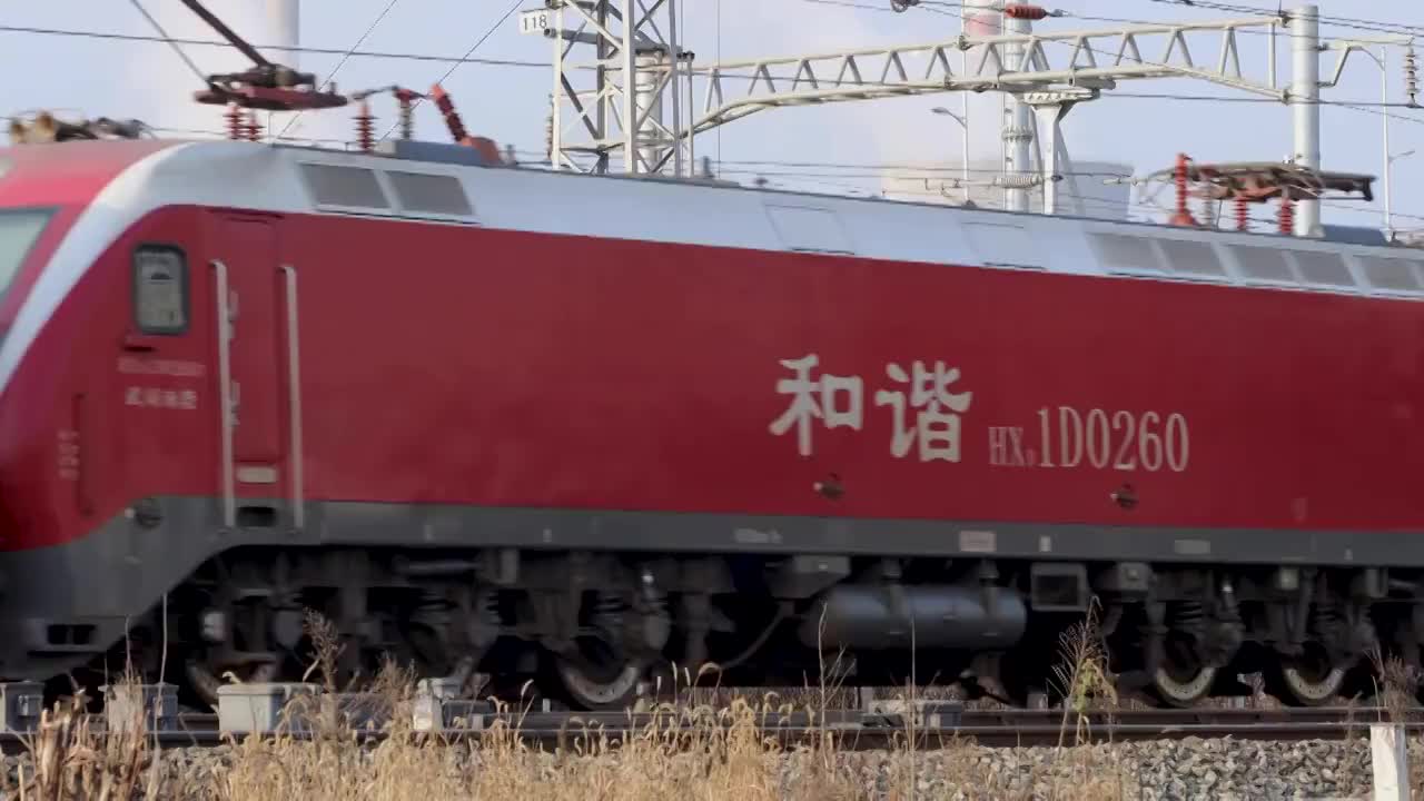 春运期间正在出站的客运火车视频下载