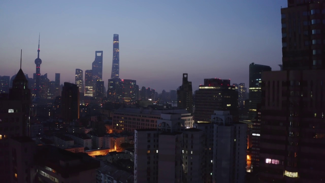 黎明时的上海市区航拍视频素材