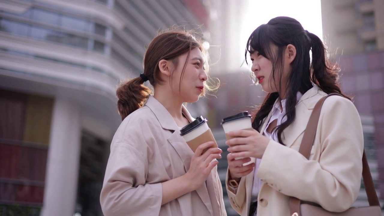 两个女孩在街头聊天视频下载