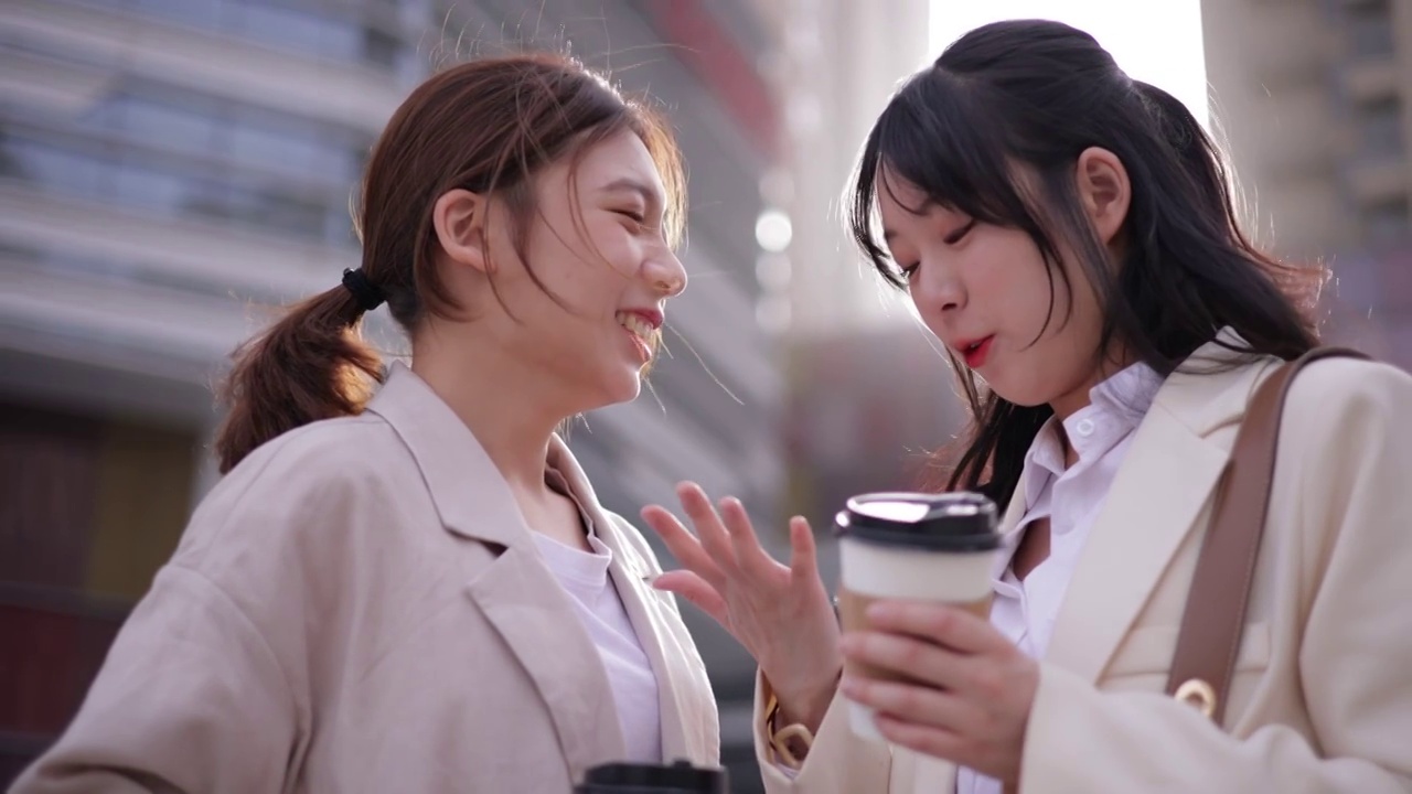 两个女孩在街头聊天视频素材