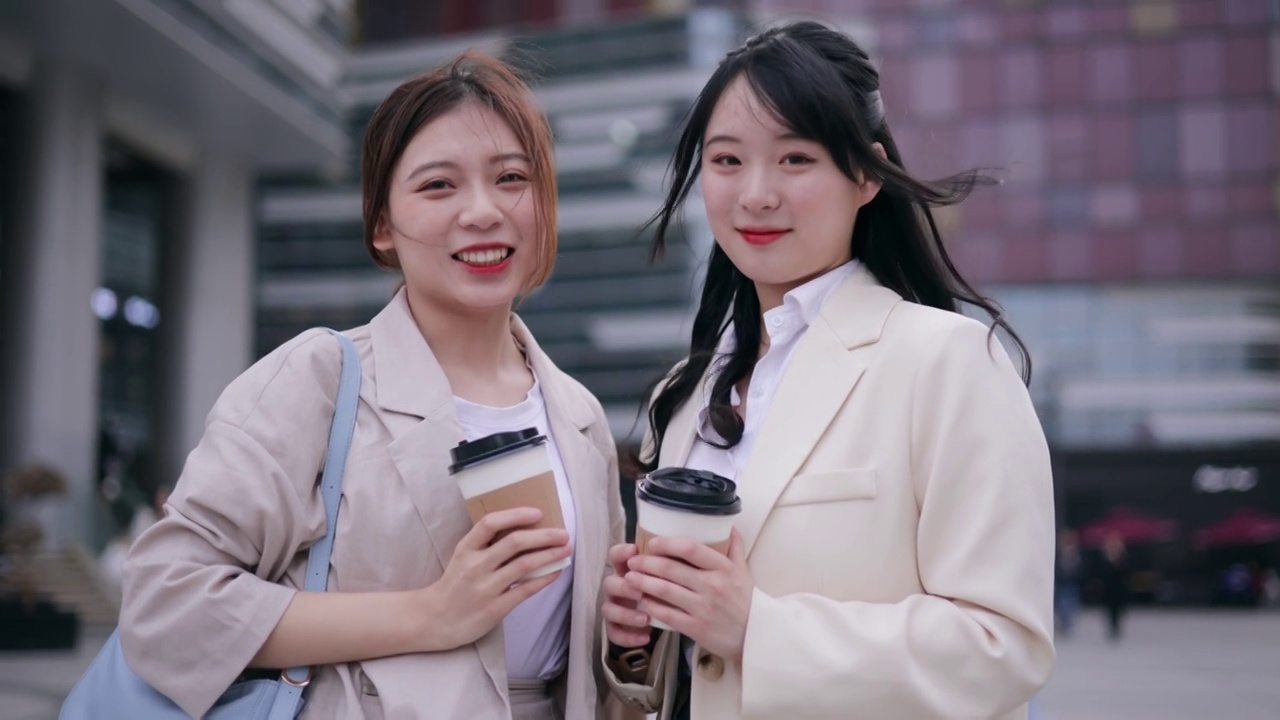 两个年轻女孩的微笑看着镜头视频购买