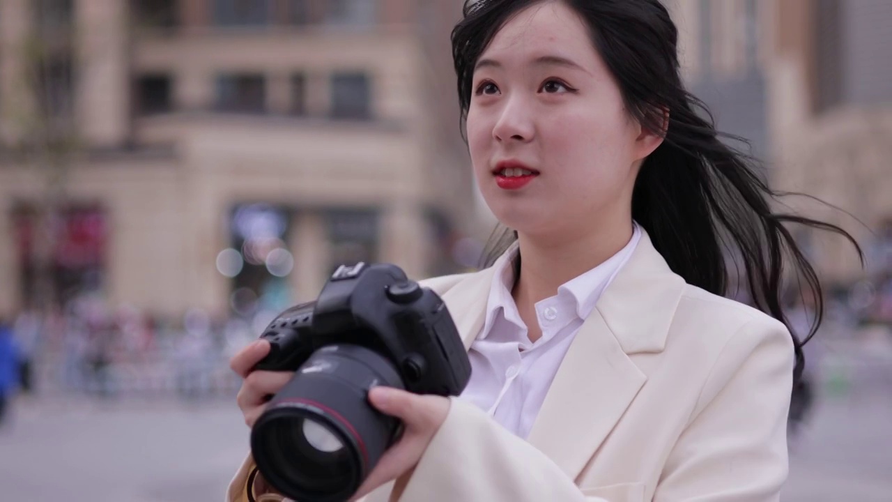 青年的女摄影师在街头拍照视频素材