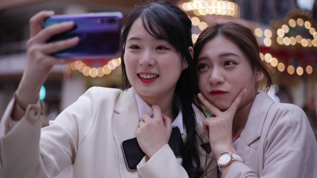 两个年轻女士用手机自拍视频素材
