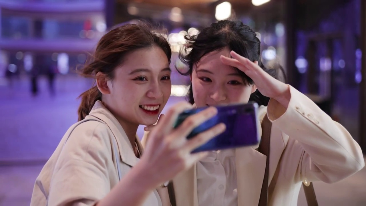 两个年轻那女孩用手机自拍视频素材