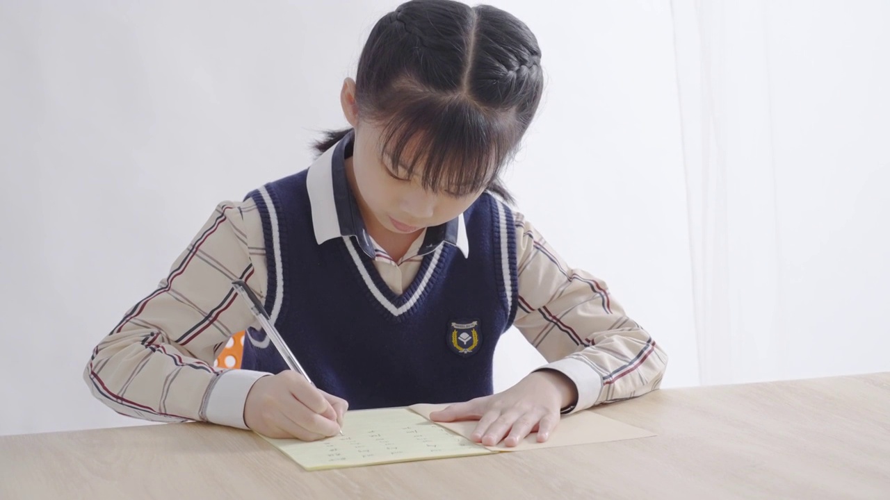中国女孩写作业视频素材