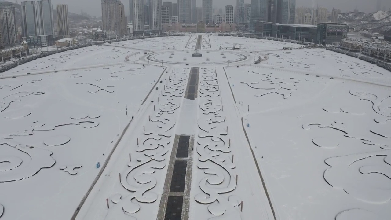 大疆御2Pro高清4K航拍中国辽宁大连冬天雪后的星海广场城市视频素材