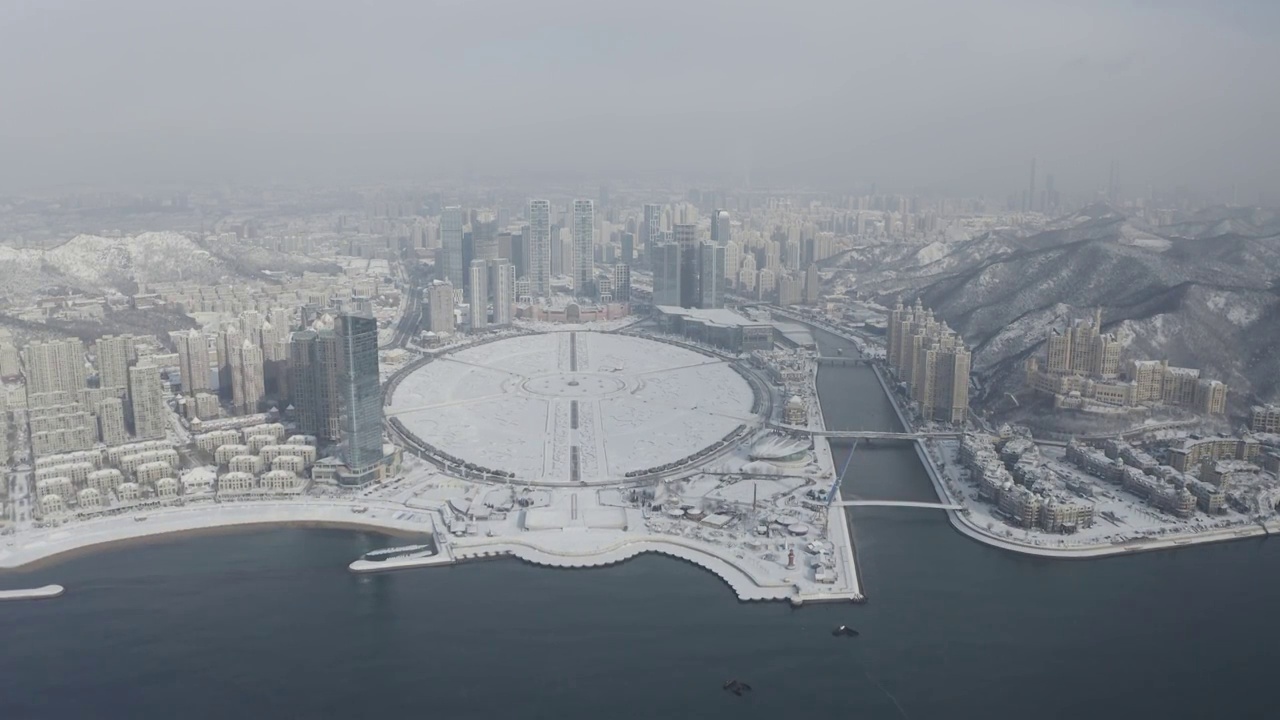 大疆御2Pro高清4K航拍中国辽宁大连冬天雪后的星海广场城市视频素材