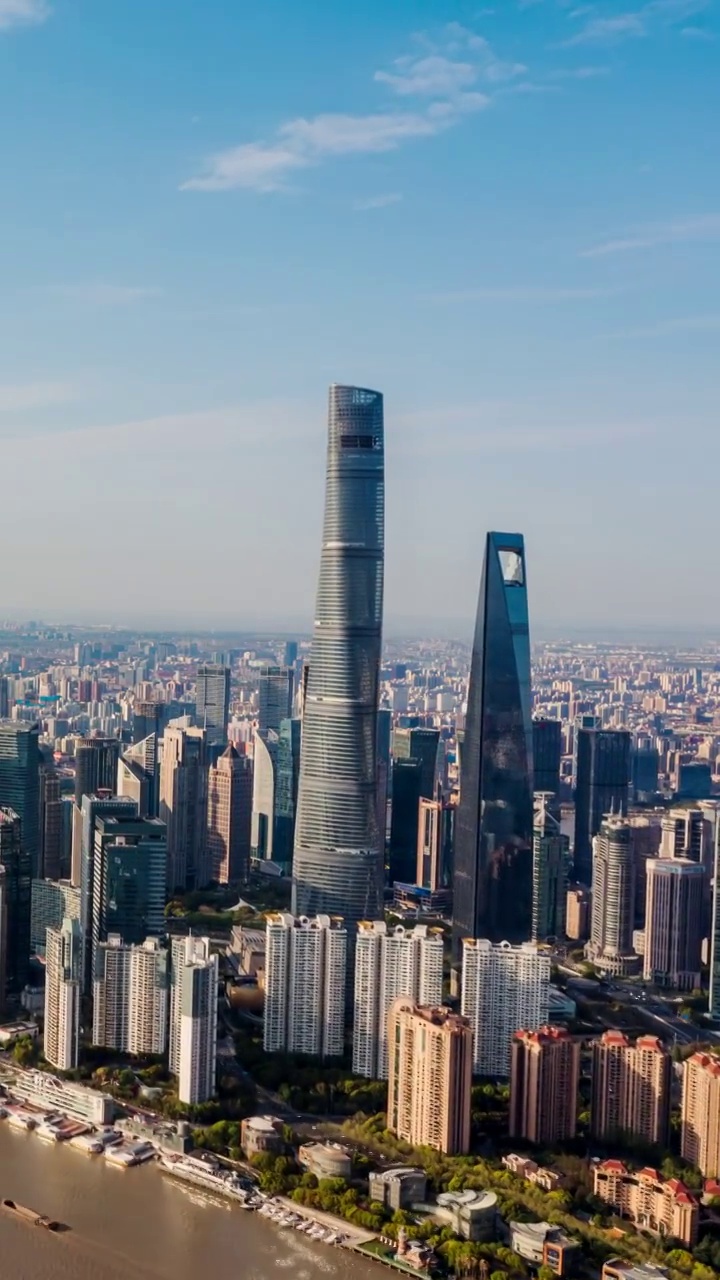 多云天的上海中心大厦航拍延时视频素材