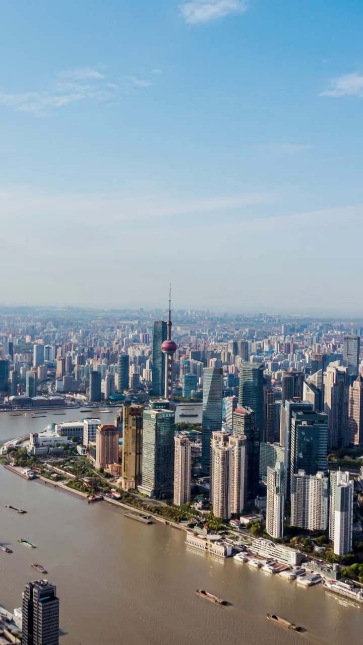 多云天的上海东方明珠延时航拍视频素材