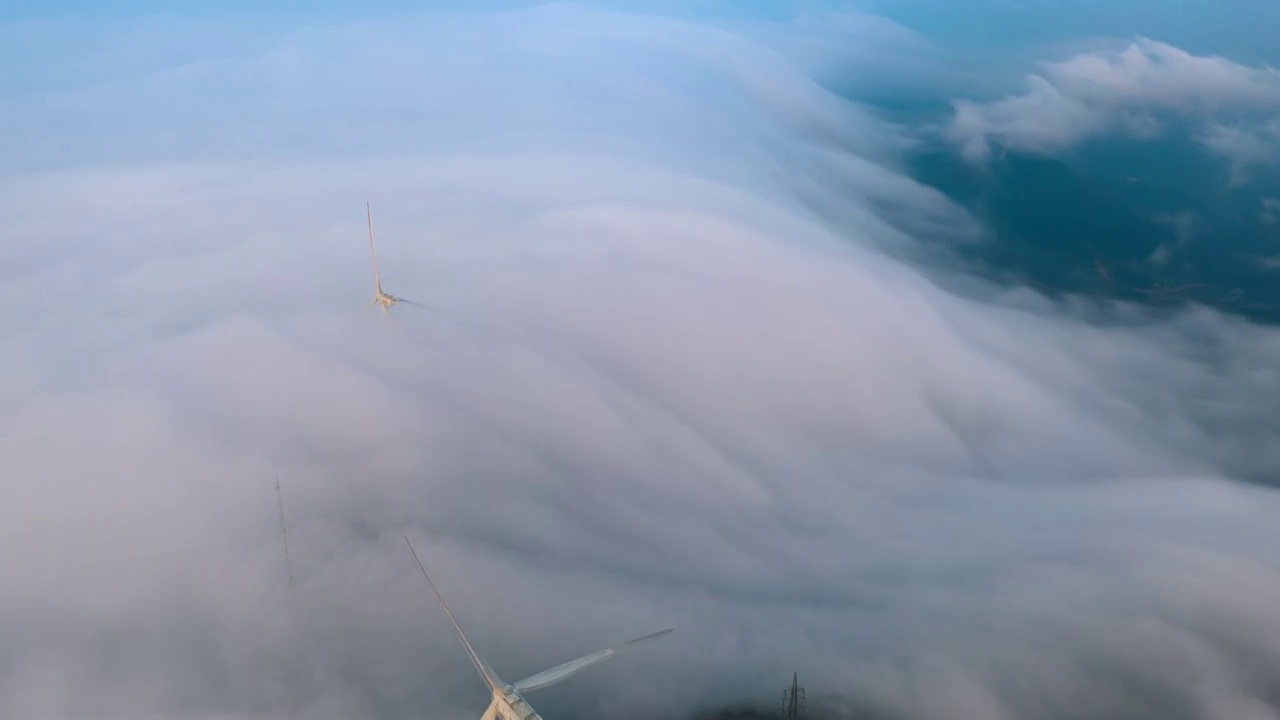 壮观的日出云海瀑布视频素材