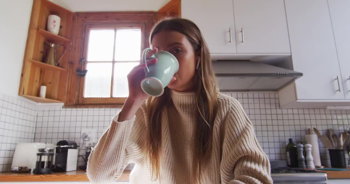 一个女人在厨房喝咖啡的画像视频下载