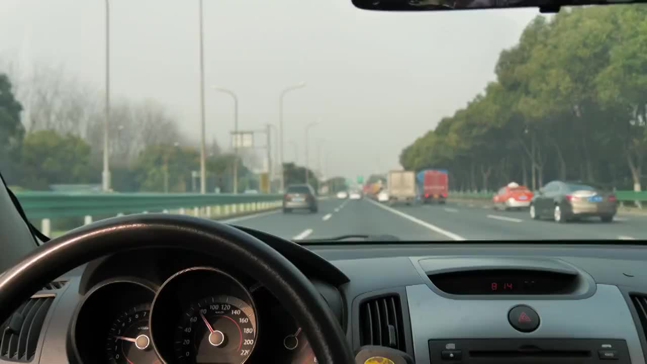 4k高清视频汽车高速行驶主驾驶视角车流视频素材