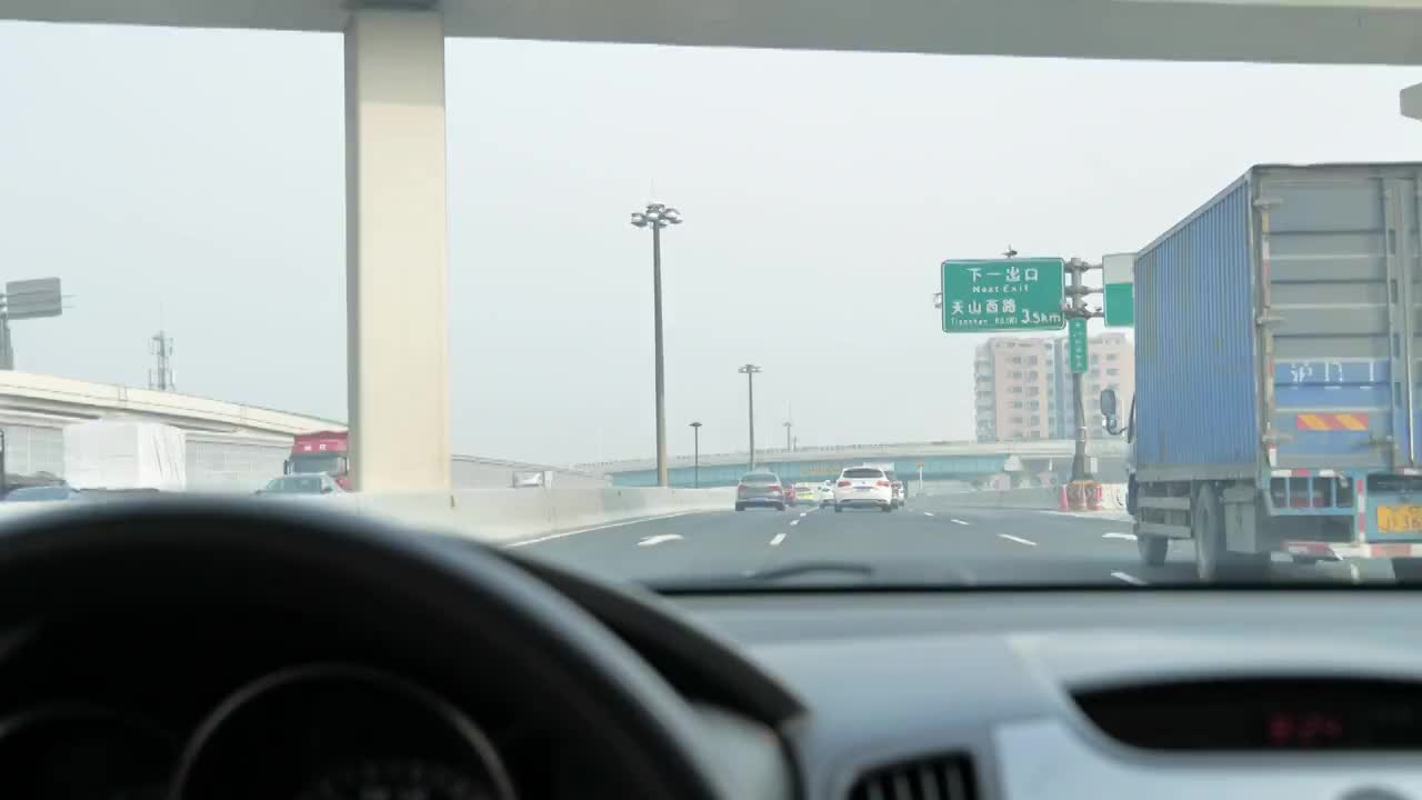 4k高清视频汽车高速行驶主驾驶视角车流视频素材