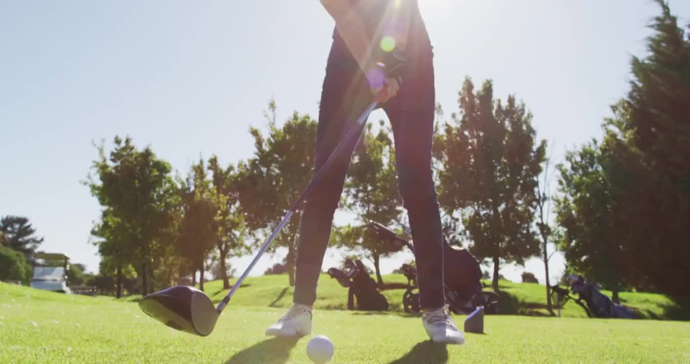 一个阳光明媚的日子，一个白人老人在高尔夫球场练习高尔夫视频下载