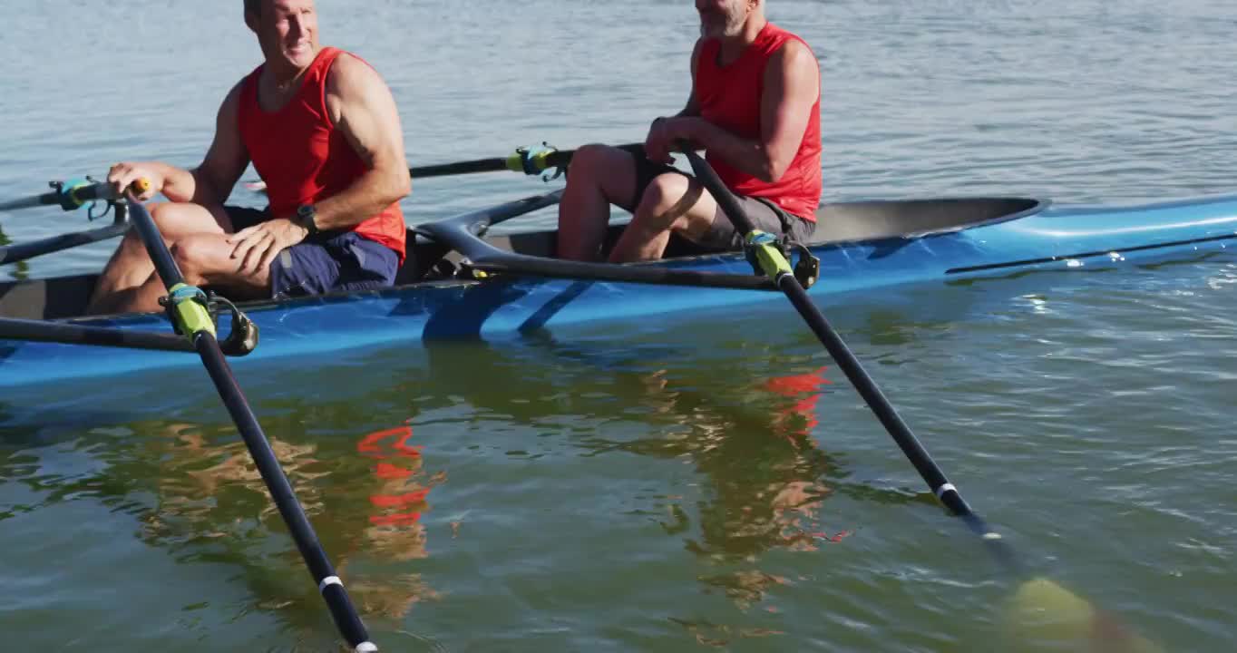 两个年长的白人男子在划船击掌视频下载