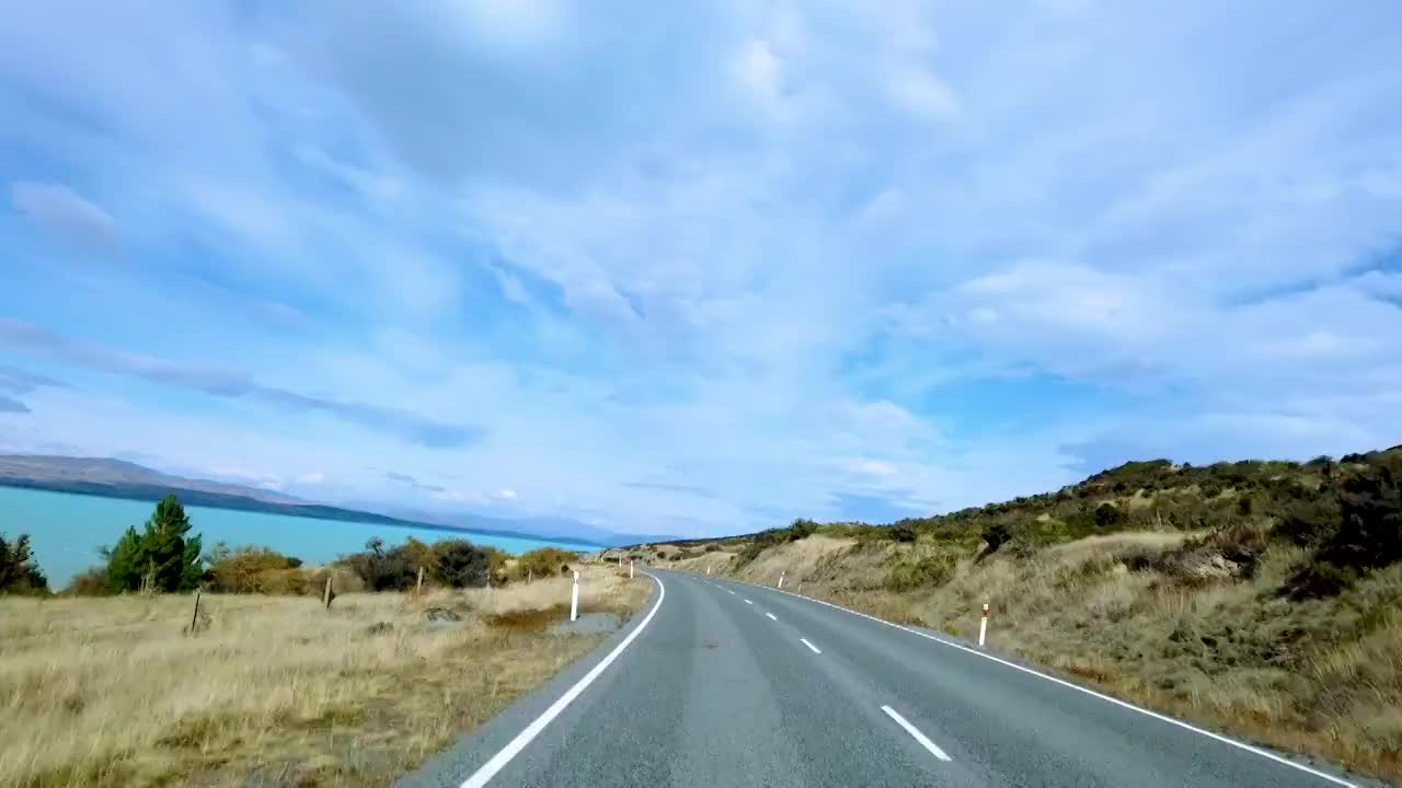 汽车视角行驶于新西兰库克山80号公路视频素材