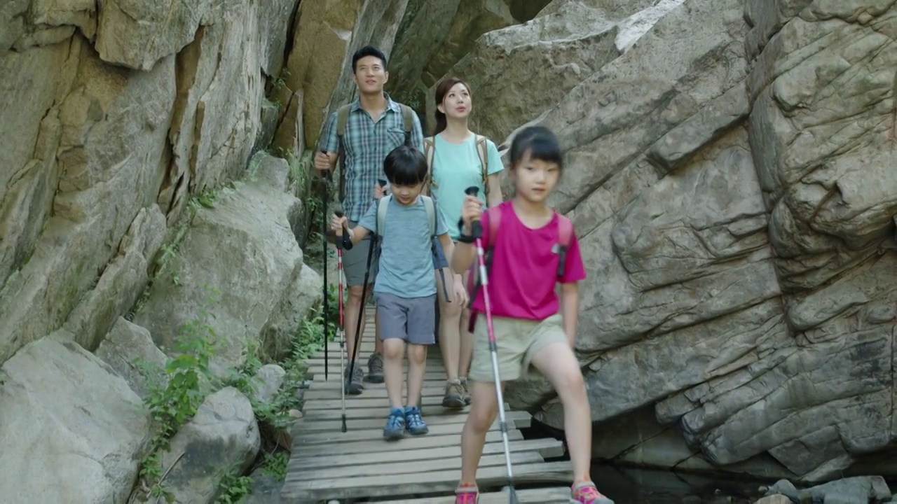 快乐的年轻家庭户外徒步旅行视频素材