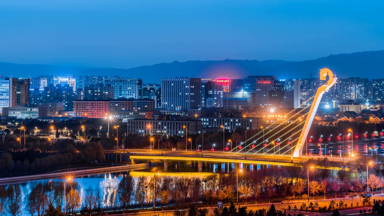中国内蒙古呼和浩特马头琴桥夜景延时摄影视频素材