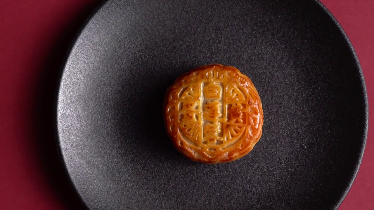中国红喜庆传统节日中秋节月饼视频下载