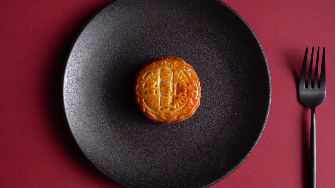 中国红喜庆传统节日中秋节月饼视频素材