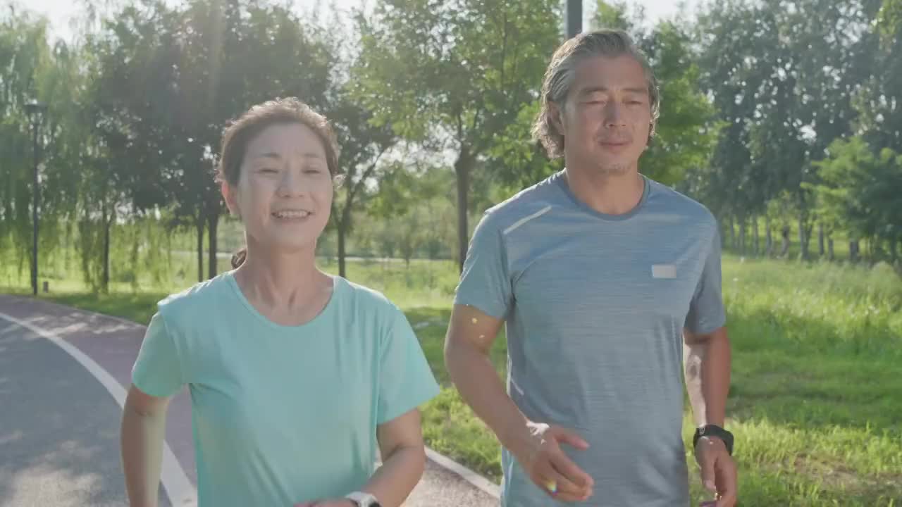 开心的中老年夫妇在公园跑步视频素材