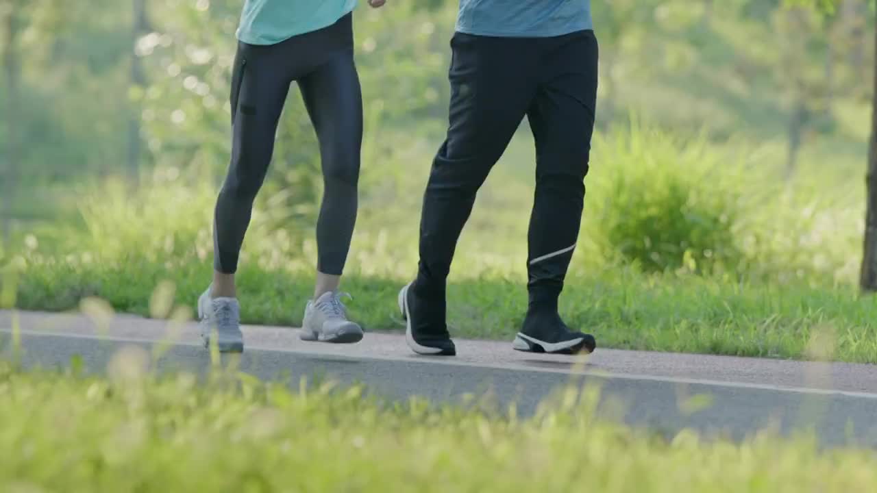 开心的中老年夫妇在公园跑步视频素材