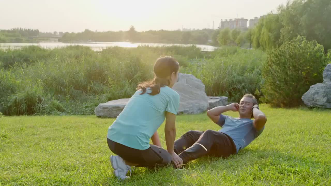 开心的中老年夫妇在公园锻炼身体视频素材