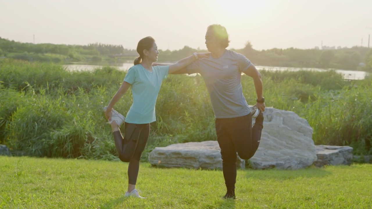 开心的中老年夫妇在公园锻炼身体视频素材