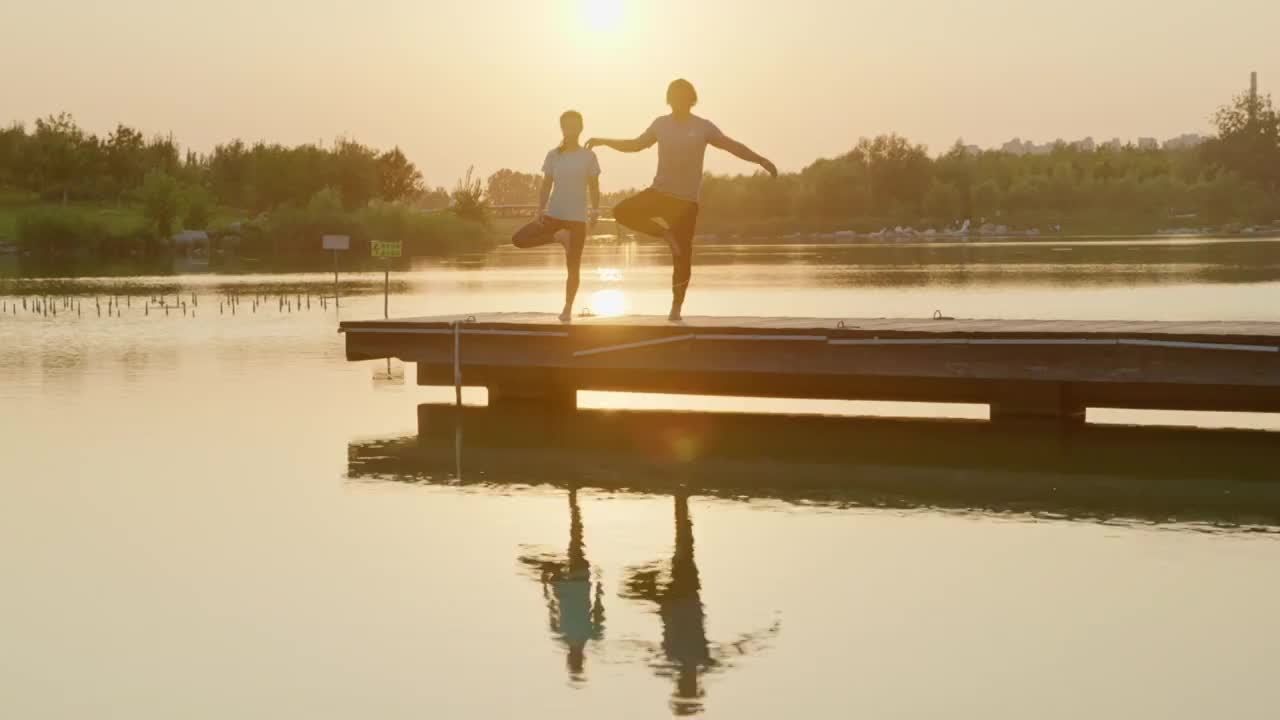 开心的中老年夫妇在公园练瑜伽视频下载